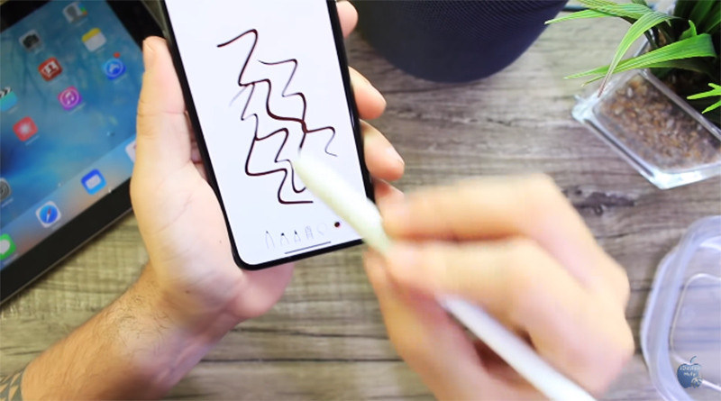 Sau khi tẩm ướt nhẹ cho phần vỏ của Apple Pencil, giờ đây bạn đã có thể dùng bút để điều khiển điện thoại, vẽ vời, đóng mở các ứng dụng