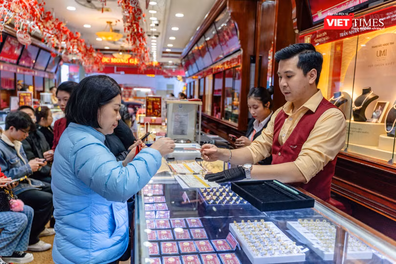 Giá vàng trong nước thiết lập đỉnh mới. Ảnh: Đình Huy. 