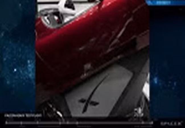 Ngoài chiếc xe điện Tesla Roadster, tên lửa Falcon Heavy còn mang theo nhiều vật rất thú vị nữa lên vũ trụ (Ảnh Reuters)