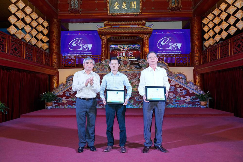 ông Nguyễn Minh Hồng - Chủ tịch VDCA (bên trái) trao chứng nhận cho đại diện Bảo hiểm Việt Nam và Thông tấn xã Việt Nam