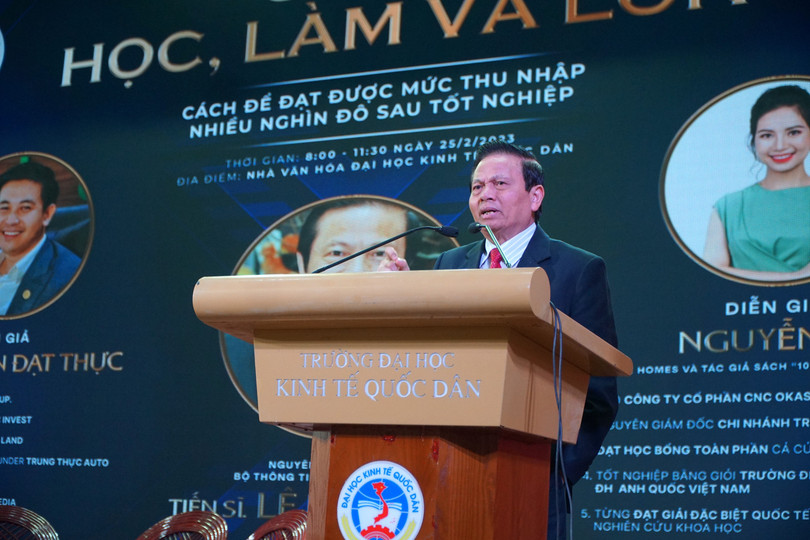 TS Lê Doãn Hợp chia sẻ kinh nghiệm với các sinh viên TS Lê Doãn Hợp chia sẻ kinh nghiệm với các sinh viên