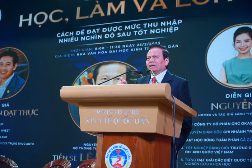 TS Lê Doãn Hợp chia sẻ kinh nghiệm với các sinh viên