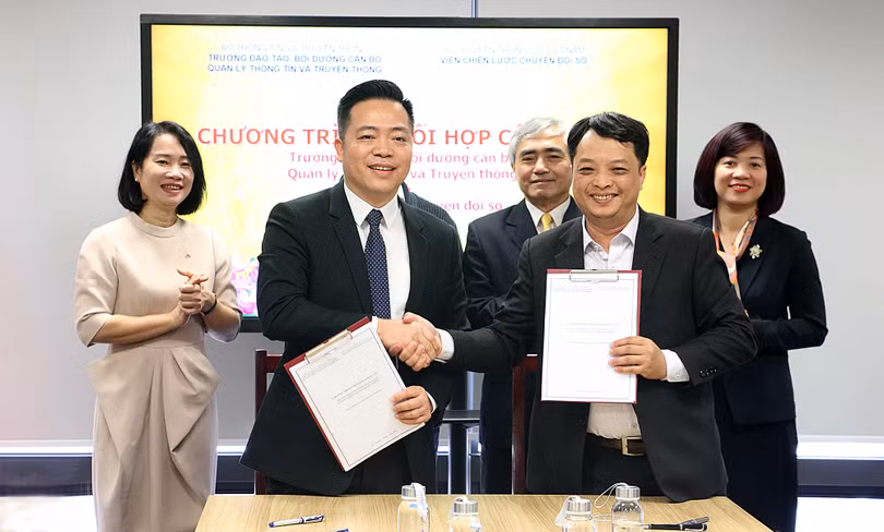 Đại diện Viện Chiến lược Chuyển đổi số và Trường Đào tạo, Bồi dưỡng cán bộ quản lý TT&TT ký hợp tác 