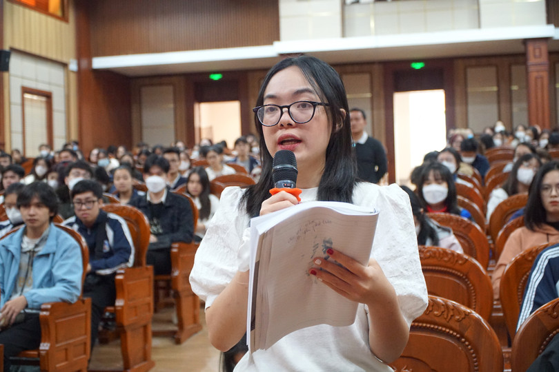 Sinh viên Nguyễn Minh Anh đặt câu hỏi về việc bỏ học đại học để đi làm Sinh viên Nguyễn Minh Anh đặt câu hỏi về việc bỏ học đại học để đi làm