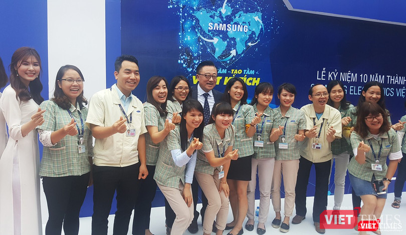 ông Koh Dong Jin, Tổng Giám đốc điều hành Bộ phận Thiết bị di động của Samsung chụp ảnh lưu niệm với các nhân viên công ty Samsung Electronics Bắc Ninh (SEV) ông Koh Dong Jin, Tổng Giám đốc điều hành Bộ phận Thiết bị di động của Samsung chụp ảnh lưu niệm với các nhân viên công ty Samsung Electronics Bắc Ninh (SEV)