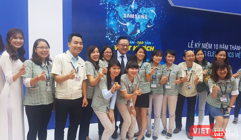 ông Koh Dong Jin, Tổng Giám đốc điều hành Bộ phận Thiết bị di động của Samsung chụp ảnh lưu niệm với các nhân viên công ty Samsung Electronics Bắc Ninh (SEV)