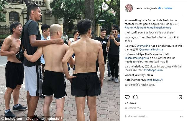 Smalling chụp ảnh với người hâm mộ