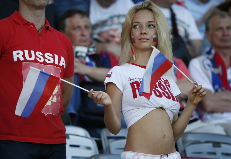 Nemtchinova cổ vũ đội Nga tại Euro 2014 (ảnh: Reuters)