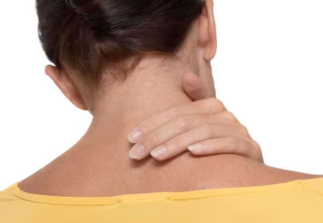 Sử dụng iPad không đúng tư thế sẽ khiến bạn bị đau nhức vùng cổ (ảnh: Cleverland Clinic)