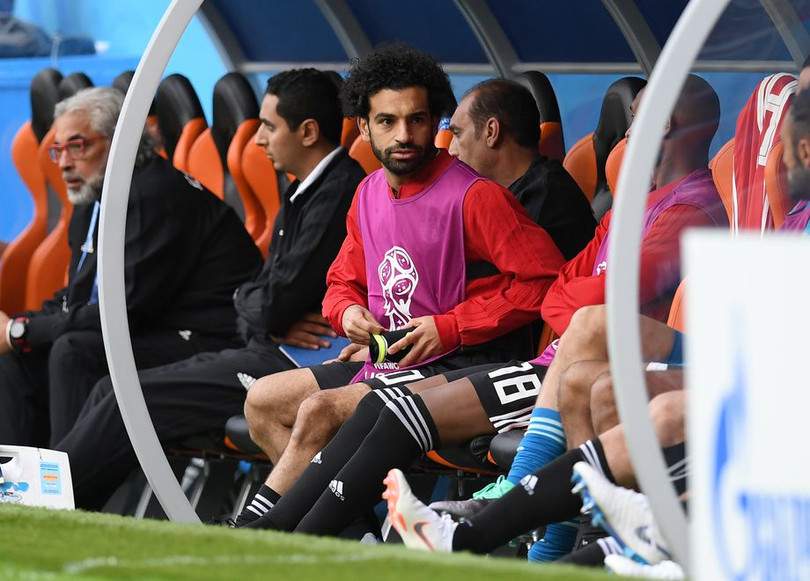 Salah trao đổi với các thành viên đội Ai Cập trên bang ghế dự bị (ảnh: Matthias Hangst, Getty Images)