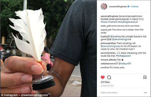 Smalling khoe quả cầu trên trang cá nhân Clip Smalling đá cầu với người dân tại Hà Nội