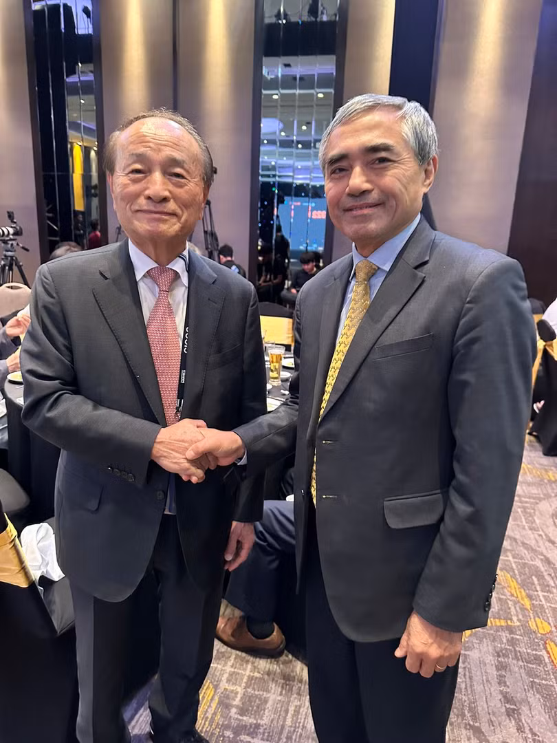 ông Oh Myoung - nguyên Phó Thủ tướng Hàn Quốc (bên trái) và ông Nguyễn Minh Hồng- Chủ tịch Hội Truyền thông số Việt Nam tại Hội nghị Thượng đỉnh Blockchain Việt - Hàn diễn ra ngày 23/12 tại TP.HCM