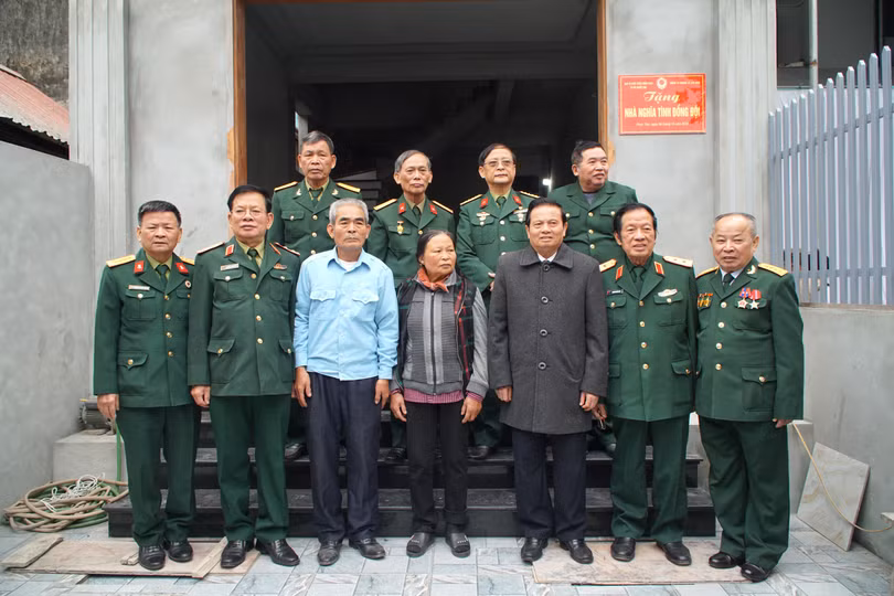 Các đơn vị tài trợ chụp ảnh lưu niệm với cựu chiến binh Đỗ Thế Mạnh