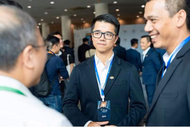 Ông Lê Hùng Cường, Phó Tổng Giám đốc FPT Digital, trao đổi với doanh nghiệp tại sự kiện