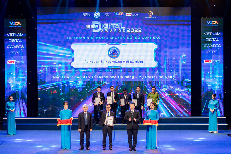 Lãnh đạo Đà Nẵng nhận giải thưởng Chuyển đổi số Việt Nam 2022 cho giải pháp "Nền tảng Công dân số thành phố - My Portal Đà Nẵng" Lãnh đạo Đà Nẵng nhận giải thưởng Chuyển đổi số Việt Nam 2022 cho giải pháp "Nền tảng Công dân số thành phố - My Portal Đà Nẵng"