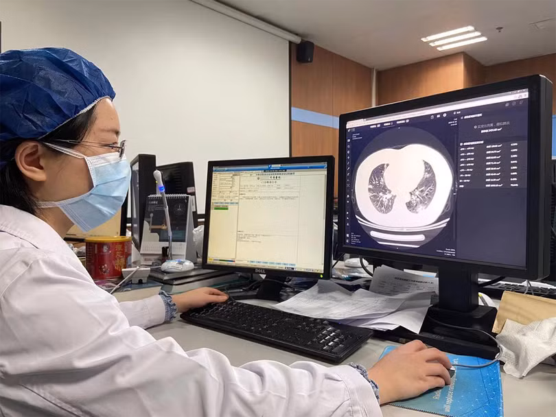 Các bác sĩ đang chẩn đoán hình ảnh với sự trợ giúp của ứng dụng trí tuệ nhân tạo 