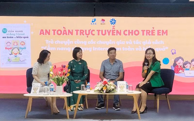 Các diễn giả trong phần giao lưu tại toạ đàm