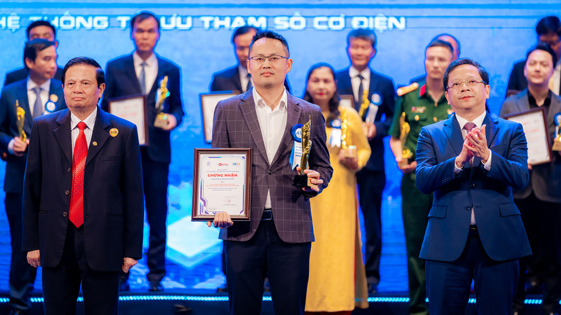 Ông Nguyễn Trung Hiếu đại diện cho Viettel Networks nhận Giải thưởng Chuyển đổi số Việt Nam 2023