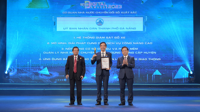 Ông Lê Trung Chinh đại diện TP Đà Nẵng nhận giải thưởng Chuyển đối số Việt Nam 2023