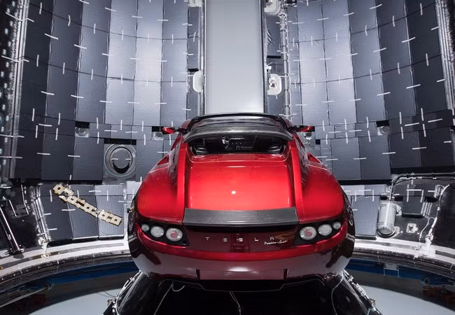 Chiếc Tesla Roadster màu đỏ của Elon Musk trong khoang sợi cacbon của tên lửa Falcon Heavy (Ảnh Instagram)