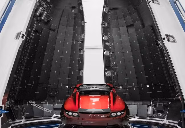 Đây là chiếc Tesla Roadster mà Elon Musk đang chuẩn bị đưa lên sao Hỏa ảnh 6