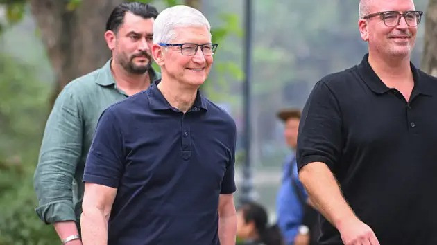 Tim Cook Ho Guom.jpg