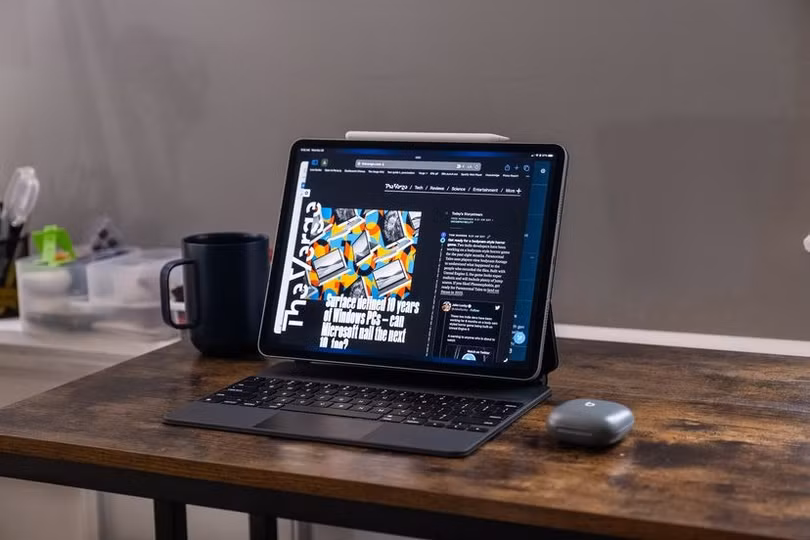 Mẫu iPad Pro màn hình 12.9 inch phiên bản 2022 (ảnh: The Verge)
