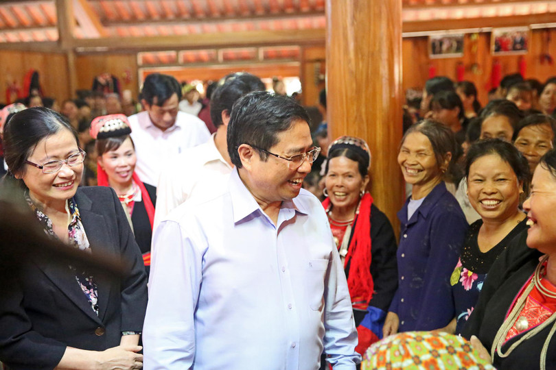 ông Phạm Minh Chính trò chuyện với người dân xã Bằng Cả, huyện Hoành Bồ, tỉnh Quảng Ninh (ảnh: Hùng Sơn)