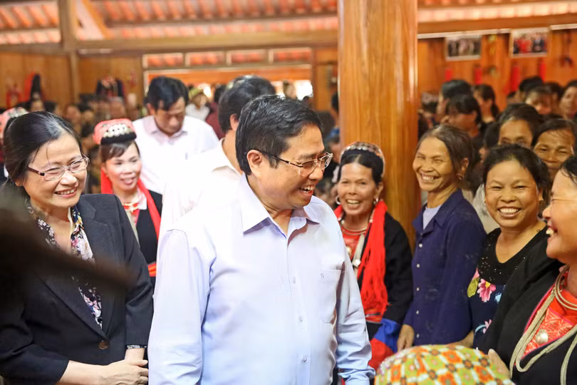 ông Phạm Minh Chính trò chuyện với người dân xã Bằng Cả, huyện Hoành Bồ, tỉnh Quảng Ninh (ảnh: Hùng Sơn)