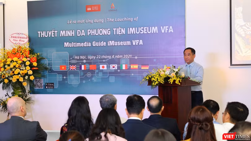 Du khách trải nghiệm ứng dụng iMuseum VFA tại Bảo tàng Mỹ thuật Việt Nam