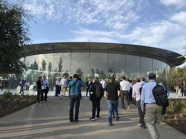 Khám phá thang máy kính quay bên trong nhà hát Steve Jobs ảnh 1