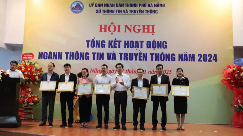 Trong khuôn khổ hội nghị, đại diện Ban tổ chức trao bằng khen của Chủ tịch UBND TP Đà Nẵng cho các tập thể, cá nhân có thành tích xuất sắc.