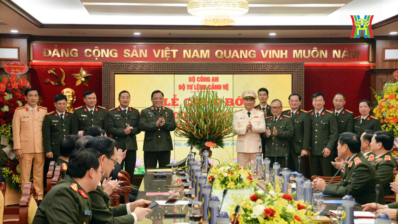 Trung tướng Nguyễn Hải Trung, Giám đốc Công an TP Hà Nội chúc mừng đại tá Phạm Thanh Hùng.