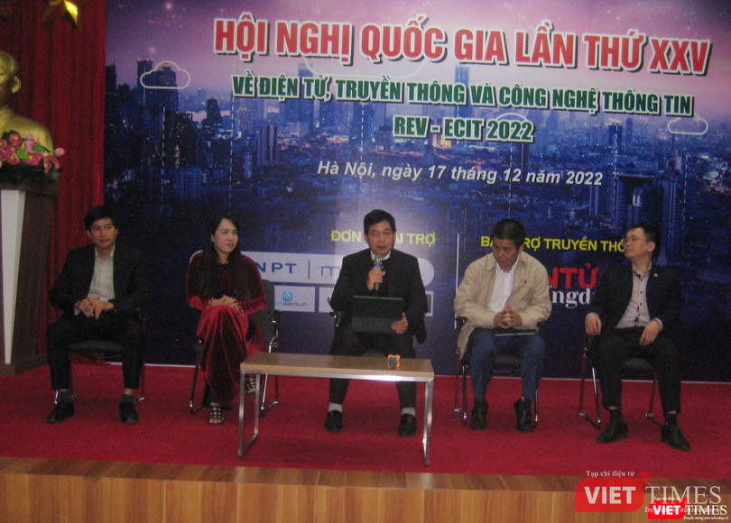 TS. Nguyễn Thành Phúc - Viện trưởng Viện Chiến lược Thông tin và Truyền thông (giữa) - chủ trì phần giao lưu, đối thoại với các diễn giả TS. Nguyễn Thành Phúc - Viện trưởng Viện Chiến lược Thông tin và Truyền thông (giữa) - chủ trì phần giao lưu, đối thoại với các diễn giả