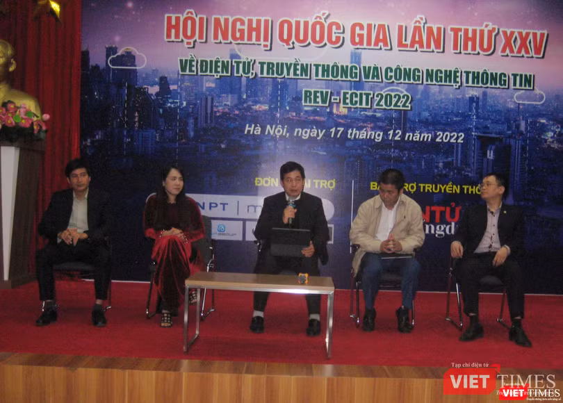 TS. Nguyễn Thành Phúc - Viện trưởng Viện Chiến lược Thông tin và Truyền thông (giữa) - chủ trì phần giao lưu, đối thoại với các diễn giả