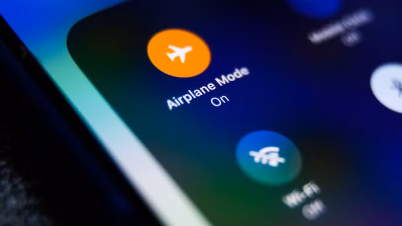 Chế độ máy bay trên điện thoại. Ảnh: Wired