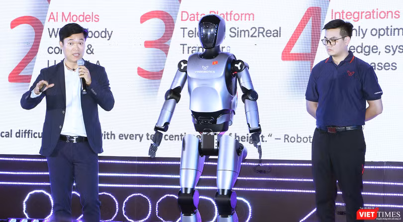 Ông Ngô Quốc Hưng giới thiệu về robot VR H3 của VinRobotics