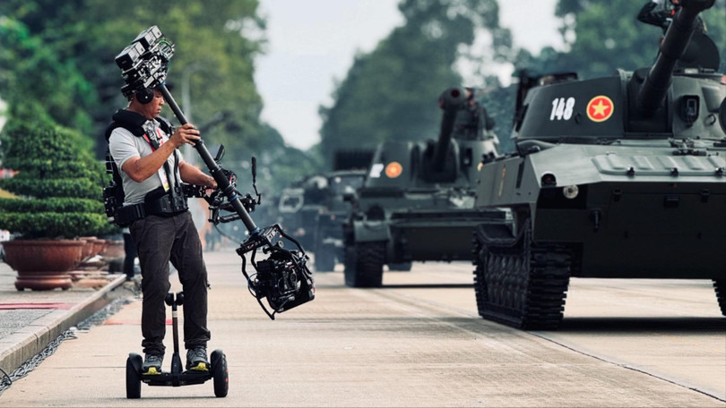 Lê Bảo Hân thực hiện các cảnh quay ấn tượng với thiết bị chuyên dụng tại Đại lễ A80. Ảnh: FB nhân vật