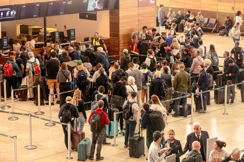 Hành khách bị tắc nghẽn khi hệ thống làm thủ tục chính của các hãng hàng không bị gián đoạn tại Sân bay Berlin Brandenburg ngày 22 tháng 9. Ảnh: Bloomberg