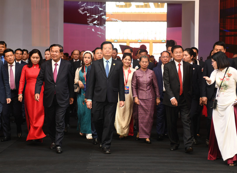 Phó thủ tướng Chính phủ Mai Văn Chính đón và dẫn đoàn lãnh đạo Lào và Campuchia tham quan triển lãm