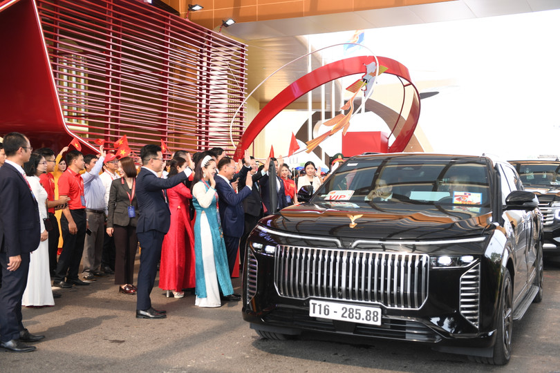 Các nhà lãnh đạo được đưa đón bởi xe dàn xe đặc biệt - Lạc Hồng 900 LX do VinFast phát triển_A1.JPG