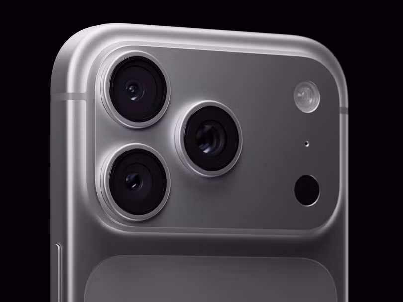 Dòng iPhone 17 có phần ăng ten được làm khá dày. Ảnh: Apple