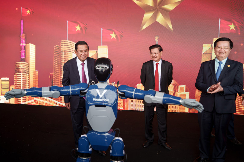 Tổng Bí thư, Chủ tịch nước Lào Thongloun Sisoulith và Chủ tịch Đảng Nhân dân Campuchia Hun Sen hào hứng giao lưu với robot hình người “Make in Vietnam” Vinmotion_A2.jpg