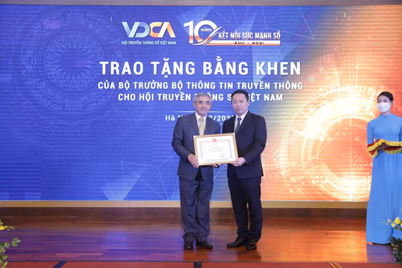 Chủ tịch VDCA Nguyễn Minh Hồng nhận bằng khen của Bộ trưởng Bộ Thông tin và Truyền thông