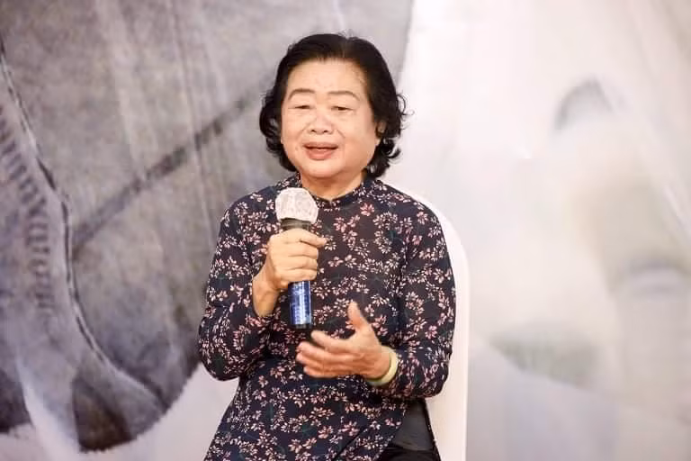 Nguyên Phó Chủ tịch nước Trương Mỹ Hoa đến dự Khai mạc triển lãm ảnh và ra mắt sách của Nhiếp ảnh gia Nguyễn Á. Ảnh: Hoà Bình Nguyên Phó Chủ tịch nước Trương Mỹ Hoa đến dự Khai mạc triển lãm ảnh và ra mắt sách của Nhiếp ảnh gia Nguyễn Á. Ảnh: Hoà Bình