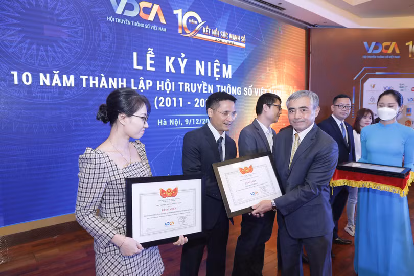 Chủ tịch Hội VDCA Nguyễn Minh Hồng trao bằng khen cho đại diện các đơn vị thành viên có thành tích xuất sắc