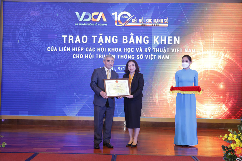 Liên hiệp các Hội Khoa học Kỹ thuật Việt Nam trao tặng bằng khen cho Hội Truyền thông số Việt Nam