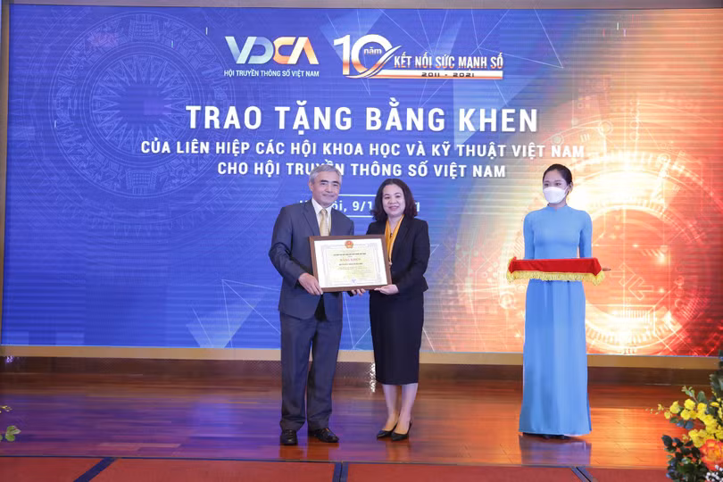Liên hiệp các Hội Khoa học Kỹ thuật Việt Nam trao tặng bằng khen cho Hội Truyền thông số Việt Nam