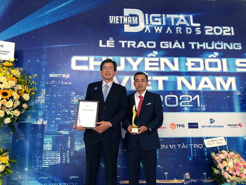 Ông Nguyễn Thanh Hải cùng cộng sự chụp ảnh lưu niệm tại Lễ trao Giải thưởng Chuyển đổi số Việt Nam 2021