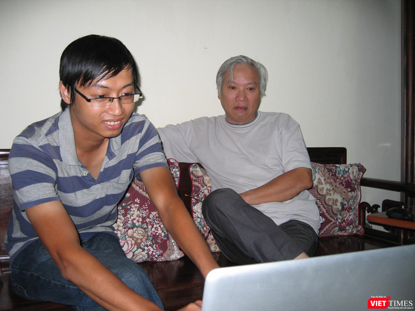 KTS Đinh Việt Phương giới thiệu công nghệ bảo tàng ảo với GS Nguyễn Văn Huy - nguyên giám đốc Bảo tàng Dân tộc học.